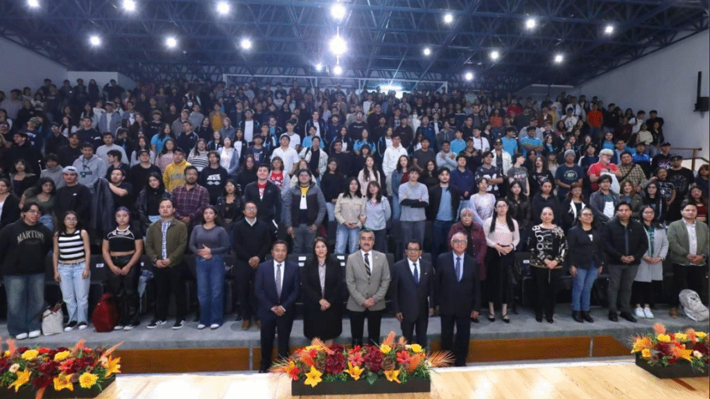 Rector de la UATx participó en Feria Universitaria del Libro en la UAEH