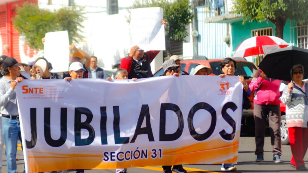 Docentes jubilados del SNTE marchan en Tlaxcala para exigir incremento a bono anual