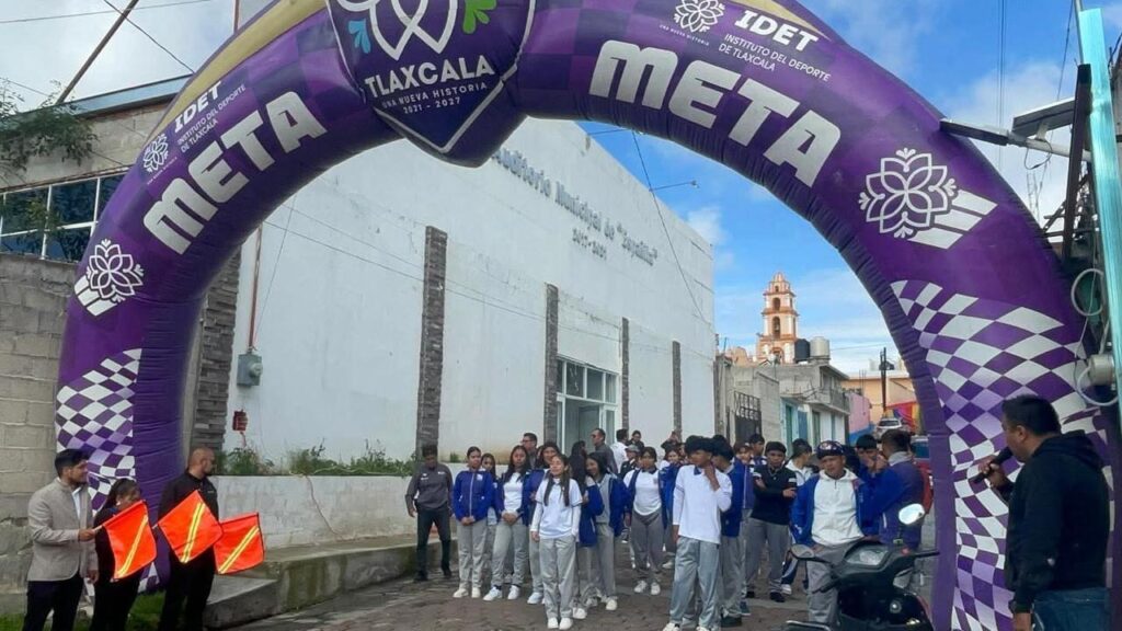 EN ESPAÑITA, PARTICIPAN MÁS DE 100 ESTUDIANTES EN CAMINATA RECREATIVA DEL IDET