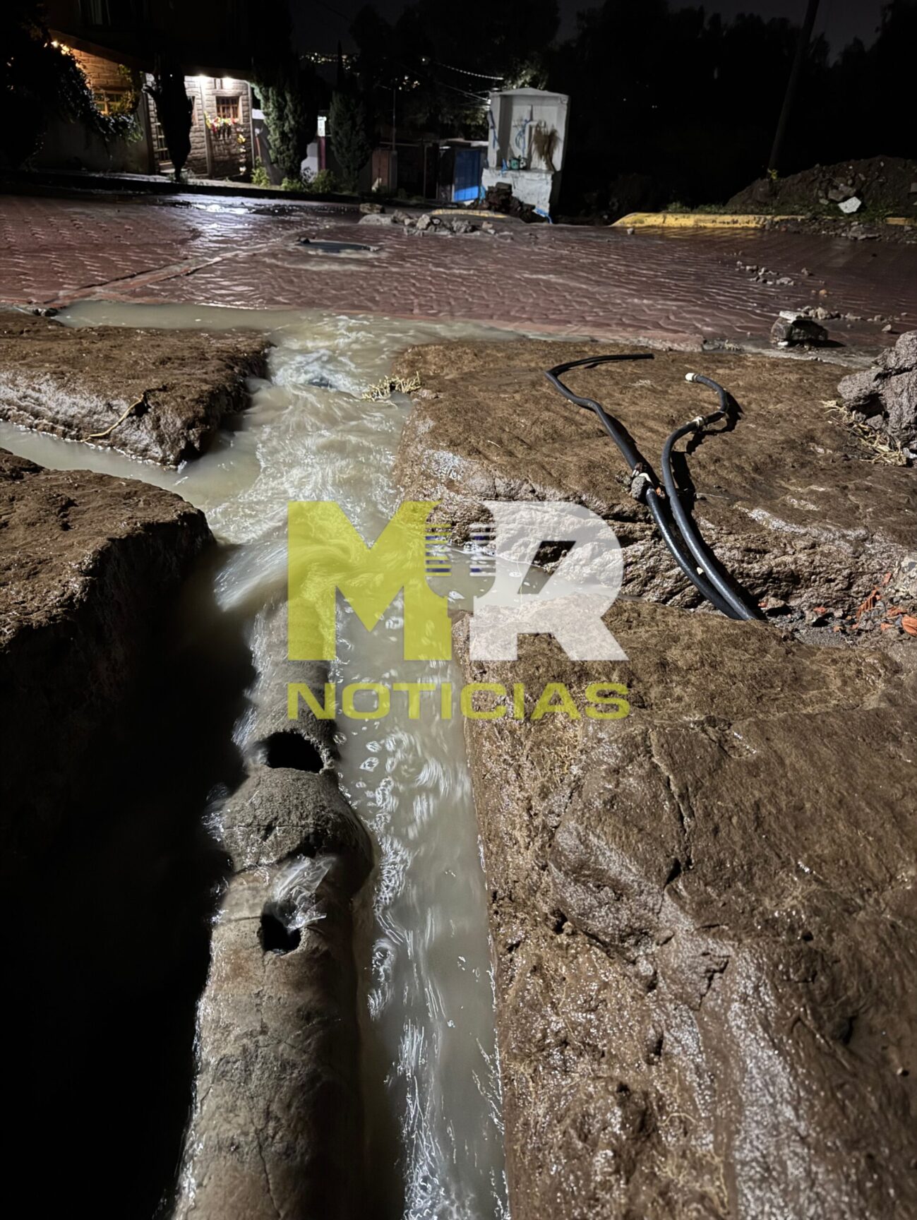 Las aguas negras escapan de este tubo y se ha metido a las viviendas de los vecinos que exigen la intervención de la autoridad estatal, ante la nula respuesta del municipio gobernado por Azaín Ávalos Marbán