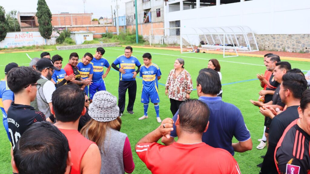 Blanca Águila ofrece gestionar apoyos en salud para periodistas; reconoce labor informativa como aliada del derecho a saber