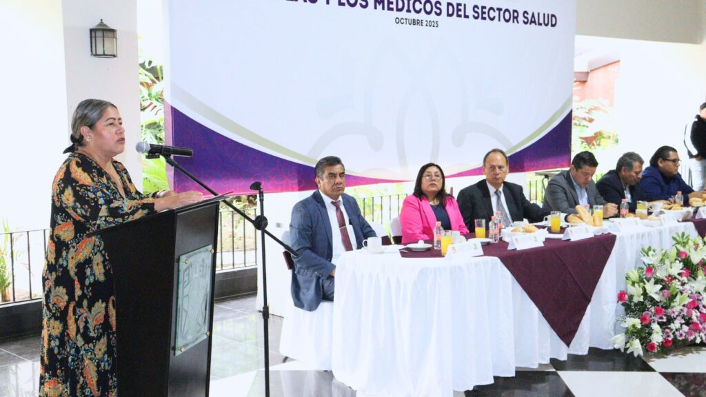 Blanca Águila reconoce retos en el sistema de salud tlaxcalteca; resalta invaluable labor de las y los médicos