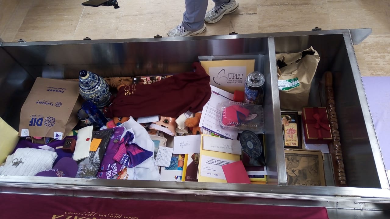 Algunos integrantes de la mesa directiva de la Unión de Periodistas del Estado de Tlaxcala (UPET) ingresaron un paquete con el padrón de agremiados, incluyendo algunos periodistas que han fallecido, así como los nuevos integrantes de esta agrupación y una memoria USB con aspectos del Premio Estatal de Periodismo 2025, con la intención de garantizar que las nuevas generaciones tengan constancia de quiénes les antecedieron en el ejercicio periodístico.