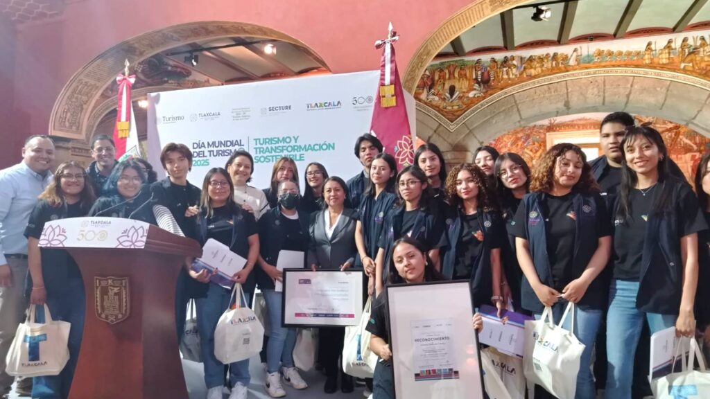 Reciben estudiantes de la FCEA-UATx nombramiento como embajadores turísticos de SECTURE