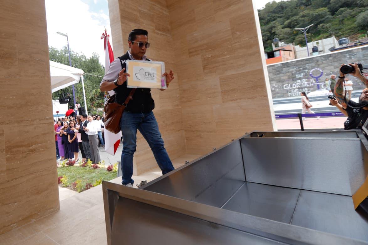 Algunos integrantes de la mesa directiva de la Unión de Periodistas del Estado de Tlaxcala (UPET) ingresaron un paquete con el padrón de agremiados, incluyendo algunos periodistas que han fallecido, así como los nuevos integrantes de esta agrupación y una memoria USB con aspectos del Premio Estatal de Periodismo 2025, con la intención de garantizar que las nuevas generaciones tengan constancia de quiénes les antecedieron en el ejercicio periodístico.