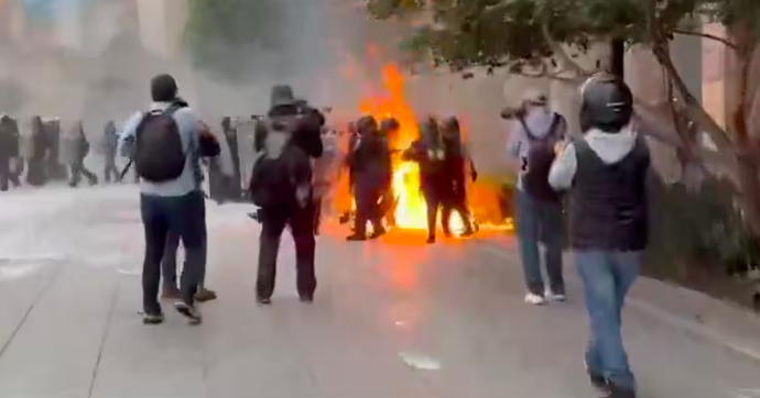 Queman a policías: encapuchados les lanzan explosivos en marcha del 2 de octubre