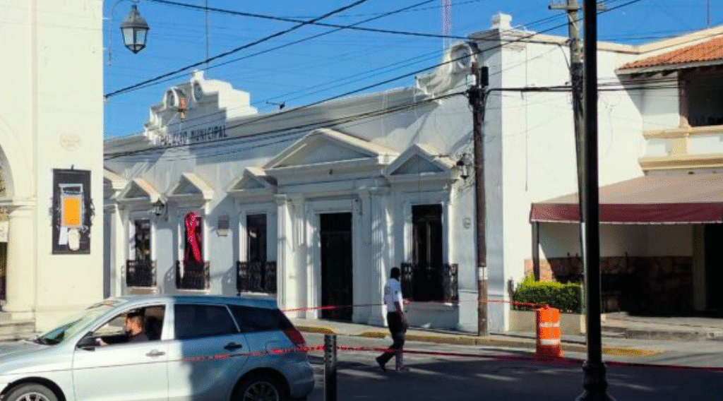 Con drones, explosivos y fusiles atacan presidencia municipal de Zinapécuaro, Michoacán