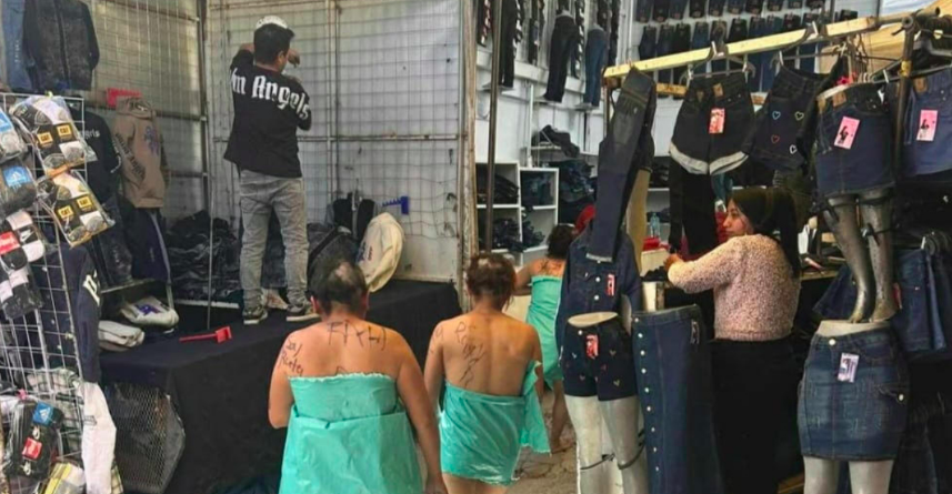 Tres mujeres señaladas de robar son rapadas y desnudadas en Puebla