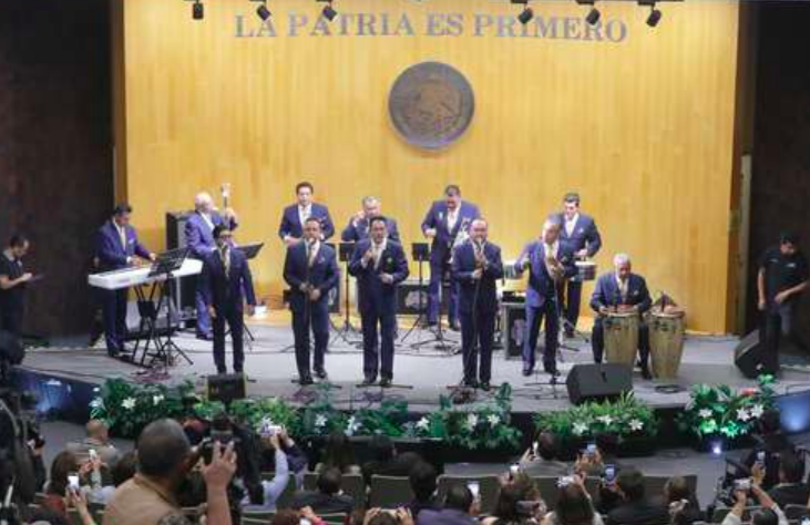 Diputados de Morena paran sesión para bailar La boa