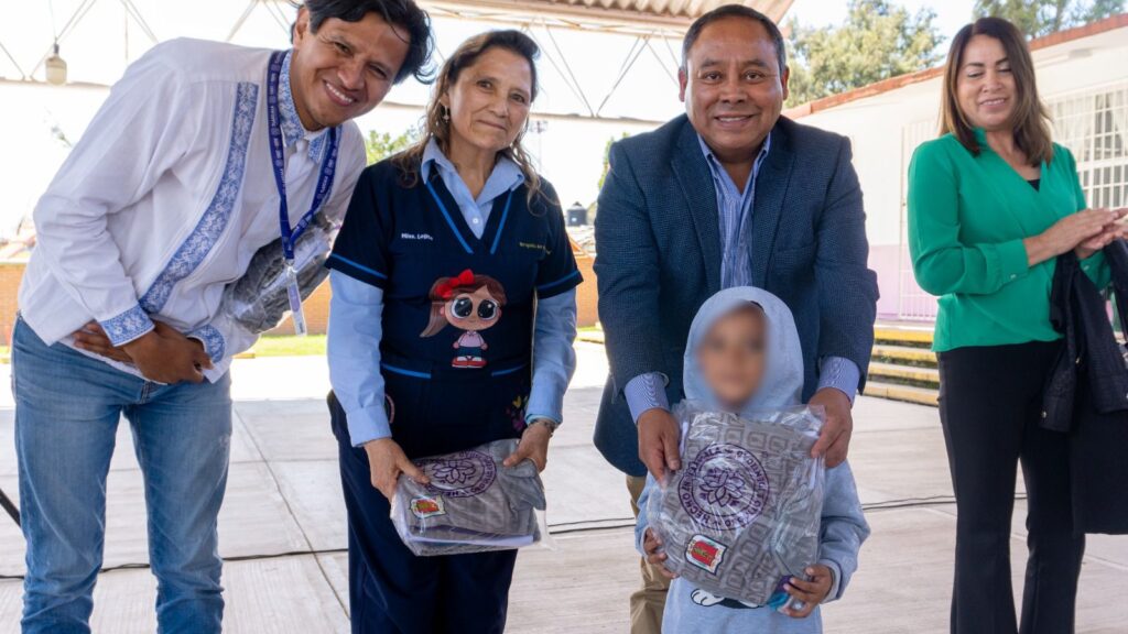 JAVIER RIVERA BONILLA ASISTE A LA ENTREGA DE UNIFORMES ESCOLARES GRATUITOS EN APIZACO