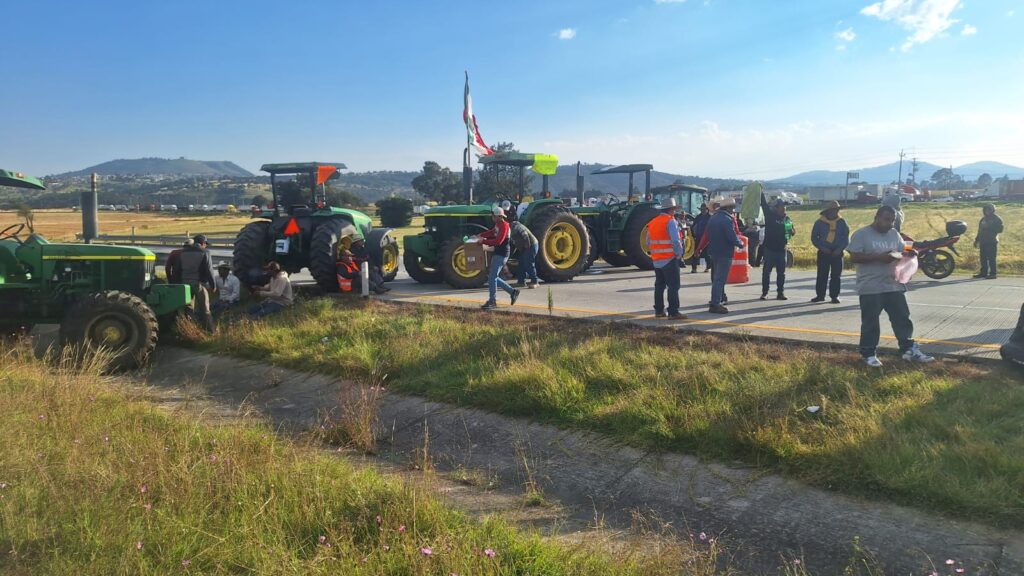 Mantienen productores bloqueos en carreteras, advierten manifestación en la feria