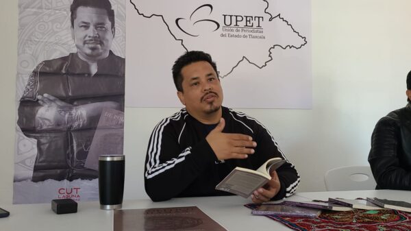 Presenta Saúl Armendáriz su obra "De político a chamán" en Tlaxcala