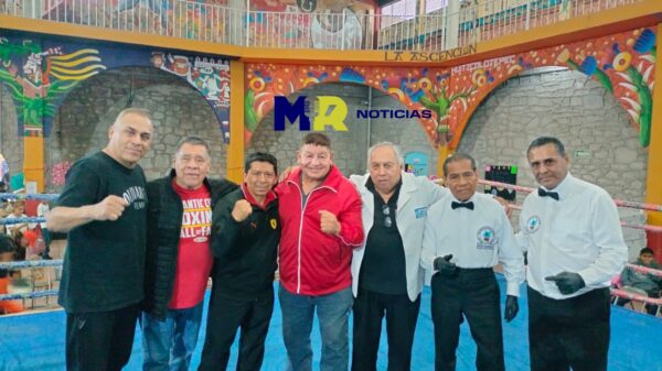En la grafica: Ruben Púas Olivares, Alejandro Vázquez Velázquez y otros actores del boxeo nacional que deseaban la imagen de recuerdo con el multicampeón mundial en el evento realizado en Xaltocan, Tlaxcala.
