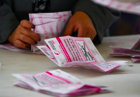 Morena plantea adelantar la revocación de mandato a 2027