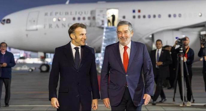 El Presidente de Francia llega a México para sostener una reunión bilateral con Sheinbaum
