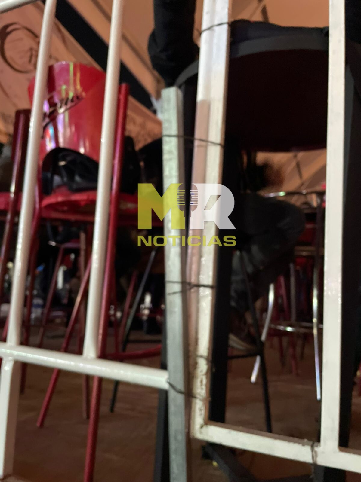 La Zona VIP del Teatro del Pueblo es un área premium promocionada durante la Feria de Tlaxcala, con mesas elevadas y vista privilegiada al escenario. El costo de 700 pesos por persona incluye acceso a bar, pero no parece garantizar medidas de seguridad mínimas. El recinto divide el público en Áreas A (central) y B (laterales), con la VIP como sección exclusiva y elevada, lo que aumenta el riesgo en caso de caídas. Foto: Cortesía/MR Noticias