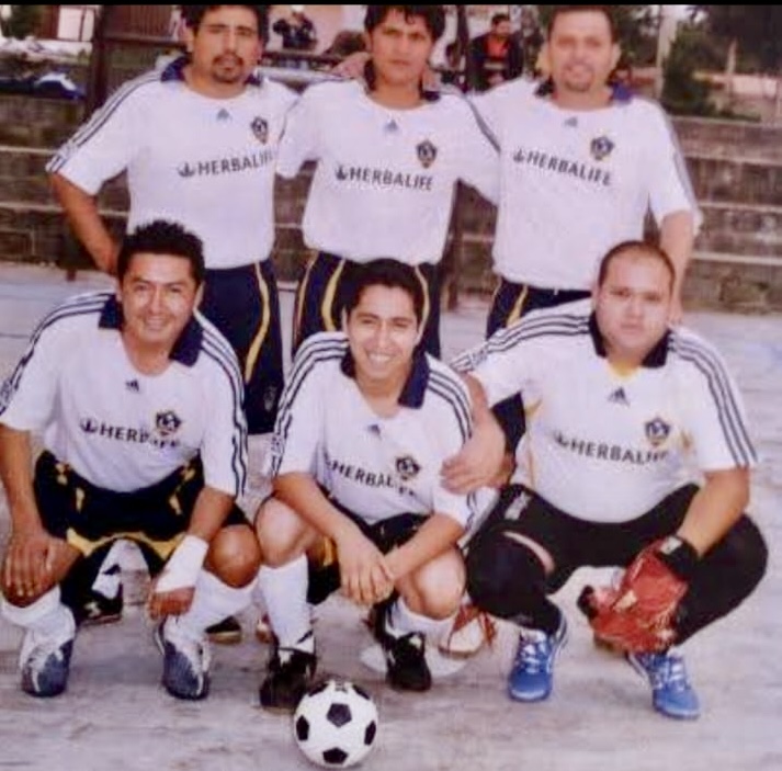 Miguel Ángel destacó en el fútbol amateur donde fue multicampeón con su padre, hermano y amigos, con los que se convirtió en un icono del deporte regional. “El chivo” fue el mote que lo acompañó hasta su último partido de fútbol.