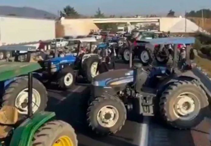 Caravana de tractores de Tlaxcala, Veracruz y Puebla rumbo a la Cámara de Diputados