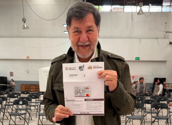 Noroña desata críticas tras presumir su tarjeta de la pensión para adultos mayores