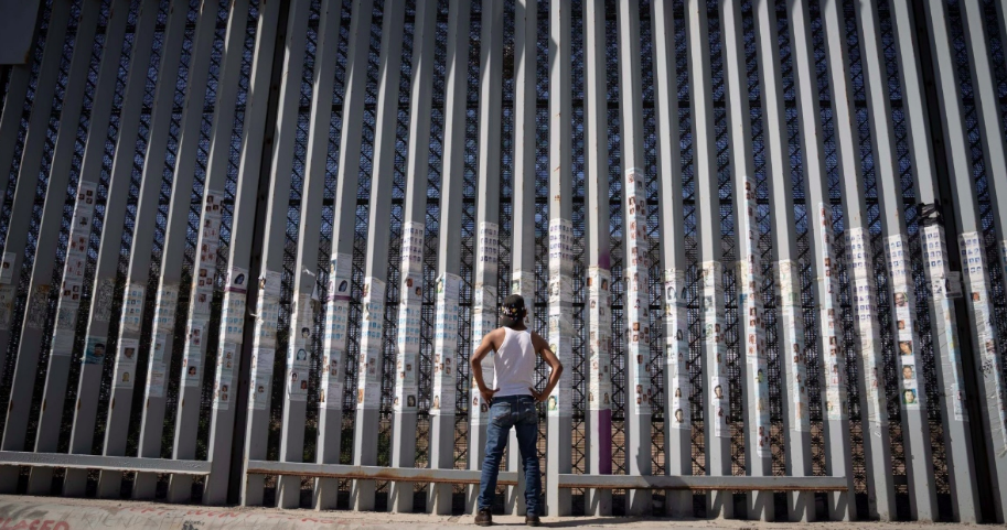La Embajada de EU dice que más de 400 migrantes cayeron del muro intentando cruzar
