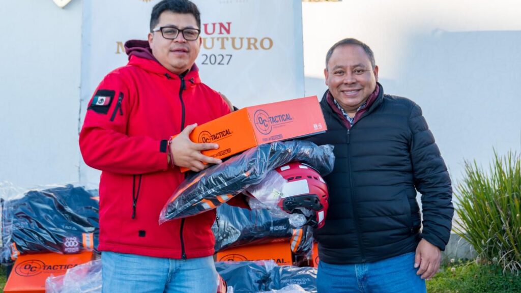 FORTALECE JAVIER RIVERA A PROTECCIÓN CIVIL DE APIZACO CON ENTREGA DE UNIFORMES ESPECIALIZADOS