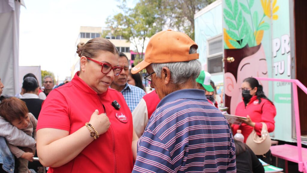 Sandy Aguilar acerca servicios de salud visual gratuitos a familias de Apizaco