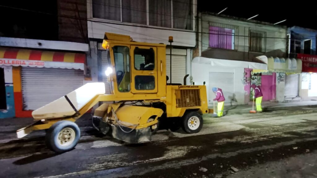 Rehabilitan calle Tlahuicole con trabajos nocturnos para evitar afectaciones viales en Chiautempan