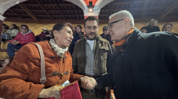 Oscar Flores Jiménez acudió a la novillada de la prensa, captando la atención de sus amigos. El actual secretario de Finanzas del Estado de México no dejó de tomarse fotografías con quien lo busco. imágenes: Rube Hernández/Tlaxcala Roja, Nierika Images