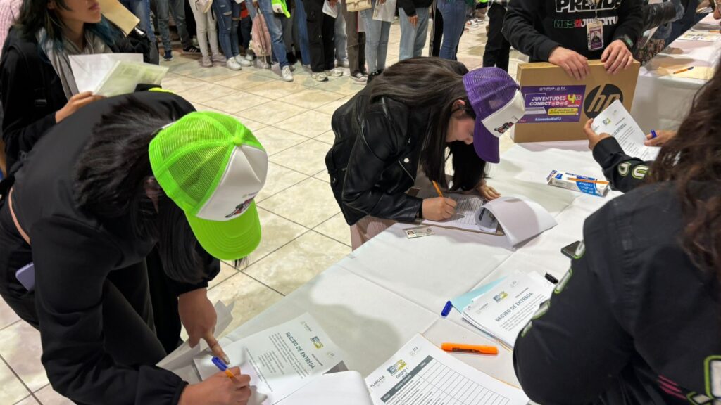 Entregan laptops del programa “Jóvenes Conectados”