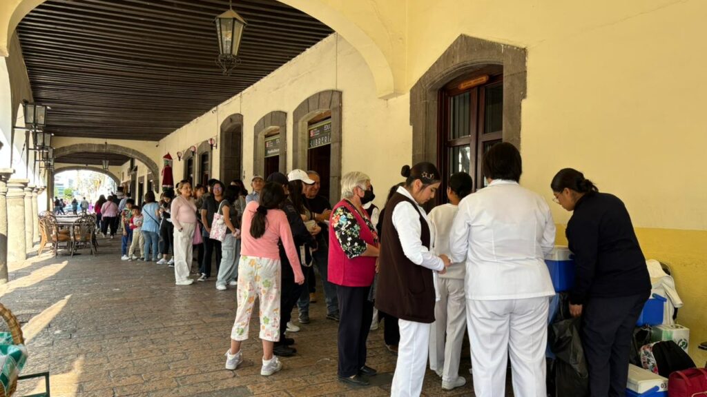 Aumenta afluencia a centros de vacunación en Tlaxcala ante temporada invernal