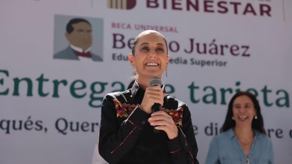 Sheinbaum entrega becas Benito Juárez en Querétaro; pide que estudiantes se comprometan con la patria