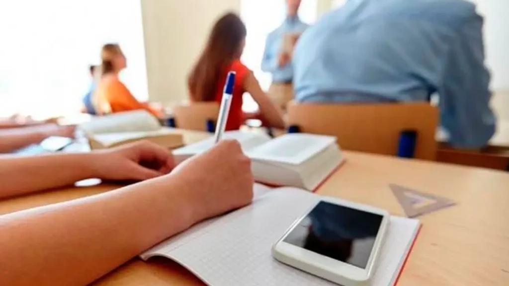 Buscan diputados prohibir uso de celulares en escuelas de educación básica
