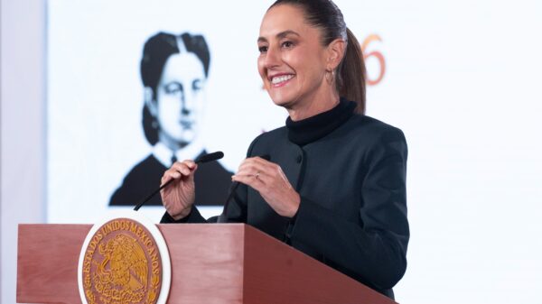 La Presidenta de México, Claudia Sheinbaum Pardo, informó que en 2026 el Programa Nacional de Conservación de Carreteras y Bachetón tendrán una inversión de 50 mil millones de pesos (mdp) para atender 18 mil kilómetros (km) de la Red Carretera Federal generando 100 mil empleos en todo el país.