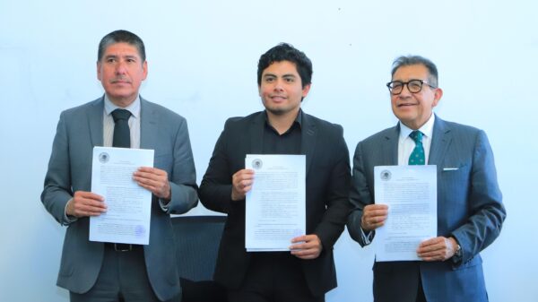 Esta tarde, el Doctor Serafín Ortiz Ortiz, Rector de la Universidad Autónoma de Tlaxcala (UATx), y el Licenciado Edgar Israel Herrera Martínez, Secretario General del Sindicato de Trabajadores y Empleados de Instituciones de Educación Superior del Estado de Tlaxcala (STEIESET), firmaron el convenio de revisión contractual 2026