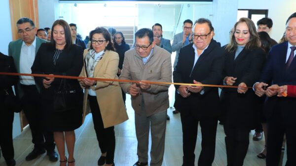 Acompañado por los integrantes del Consejo Universitario, este día el Doctor Serafín Ortiz Ortiz, Rector de la Universidad Autónoma de Tlaxcala (UATx), inauguró el piso doce que corresponde al “Área de Gobierno” de la Torre de Rectoría.