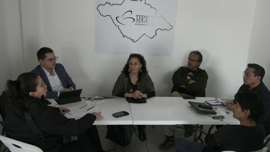 Laura Nava Arontes, Directora General del Programa de Agravios a Periodistas y Defensores Civiles de Derechos Humanos de la CNDH, acompañada por la visitadores adjuntos Carla Aurora Adame Bravo y Sergio Martínez Bañuelos sostuvieron una reunión con miembros de la Mesa Directiva de la UPET, encabezada por el presidente Martín Rodríguez Hernández, así como Gonzálo Pérez y Cristihan Govany Martinez Hachac