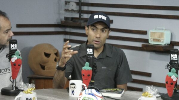 Juan Luis Barrios estará este día en Tlaxcala presentando su libro Sueño Olímpico. El escritor Jorge Cuevas no se guardó nada y Barrios Nieves permitió todo. Imagen: Milton Solís