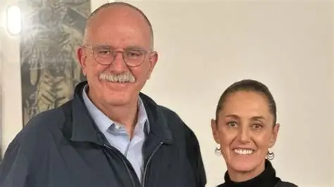 El secretario de Agricultura y Desarrollo Rural, Julio Berdegué Sacristán, sostuvo un diálogo abierto y directo con productoras y productores de Tlaxcala para trabajar en el fortalecimiento de la producción, el acopio y las oportunidades de comercialización de cultivos prioritarios en la entidad.