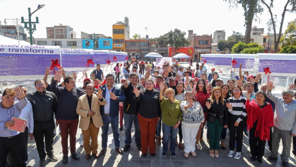 Blanca Angulo entrega carritos expendedores a comerciantes de Chiautempan