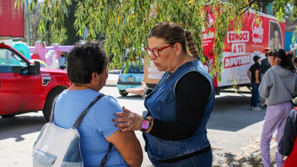 Lleva Sandy Aguilar la campaña “Primero Tu Sonrisa” a familias de Apizaquito