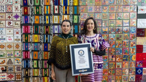 La secretaria de Turismo de México, Josefina Rodríguez, dio a conocer que México acaba de batir un récord Guinness con la exposición de bordado más grande del mundo