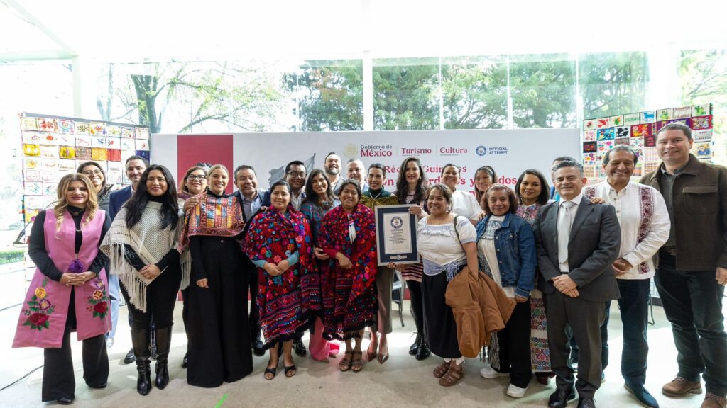 Tlaxcala destacó en la exposición de bordados y tejidos más grande del mundo, realizada en la Ciudad de México, la cual fue reconocida oficialmente con un Récord Guinness