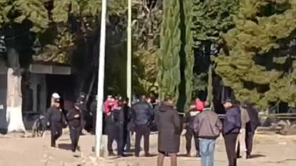 Al lugar arribaron elementos de Protección Civil, así como personal de la Fiscalía General del Estado, quienes efectuaron las diligencias correspondientes y el levantamiento del cuerpo, a fin de iniciar las investigaciones y esclarecer los hechos.