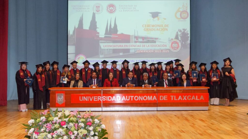 En solemne ceremonia celebrada en el Teatro Universitario, 59 egresados de la Licenciatura en Ciencias de la Educación, generación 2022-2025, y 13 de la Maestría en Educación Inicial y Gestión de Instituciones, generación 2023-2025, de la Facultad de Ciencias de la Educación de la Universidad Autónoma de Tlaxcala (FCE-UATx) recibieron la constancia que avala la conclusión de su formación.
