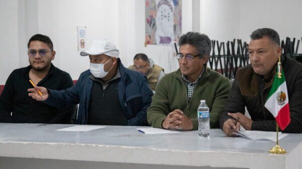 El presidente municipal de Apizaco, Javier Rivera Bonilla, encabezó un encuentro con vecinas y vecinos de las calles Cipreses y Oyameles, en la comunidad de Santa Anita Huiloac,