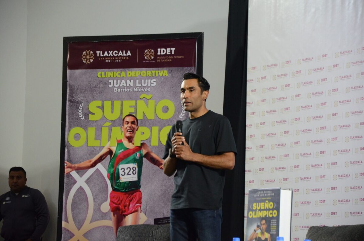 El atleta mexicano Juan Luis Barrios, representante olímpico y multimedallista centroamericano y panamericano, impartió una clínica deportiva de atletismo en la pista de la Ciudad de Alto Rendimiento de Tlaxcala