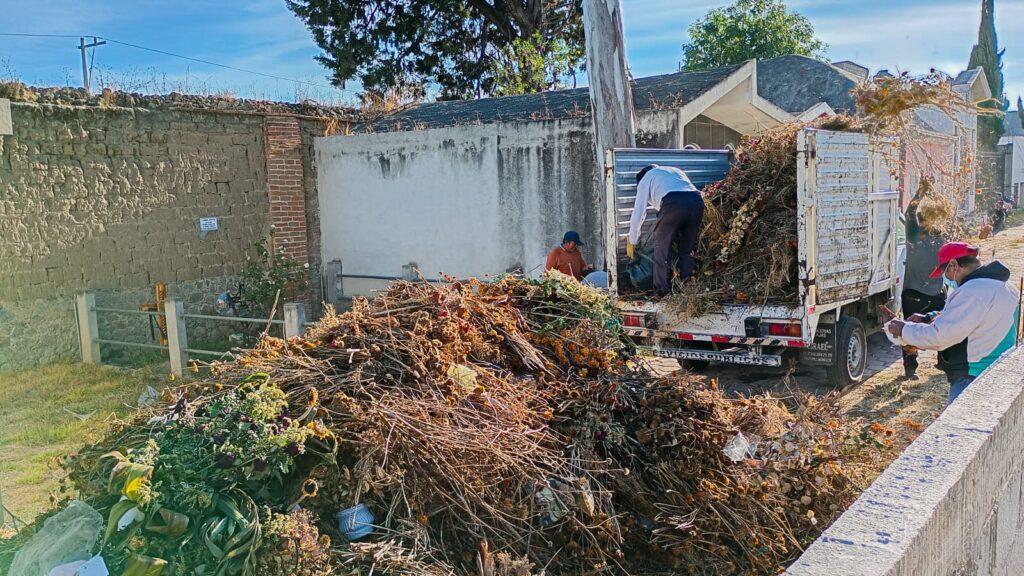 Por instrucciones de la alcaldesa Blanca Angulo, la brigada de Servicios Municipales realizó labores de limpieza y retiro de basura en el panteón municipal "El Carmen"