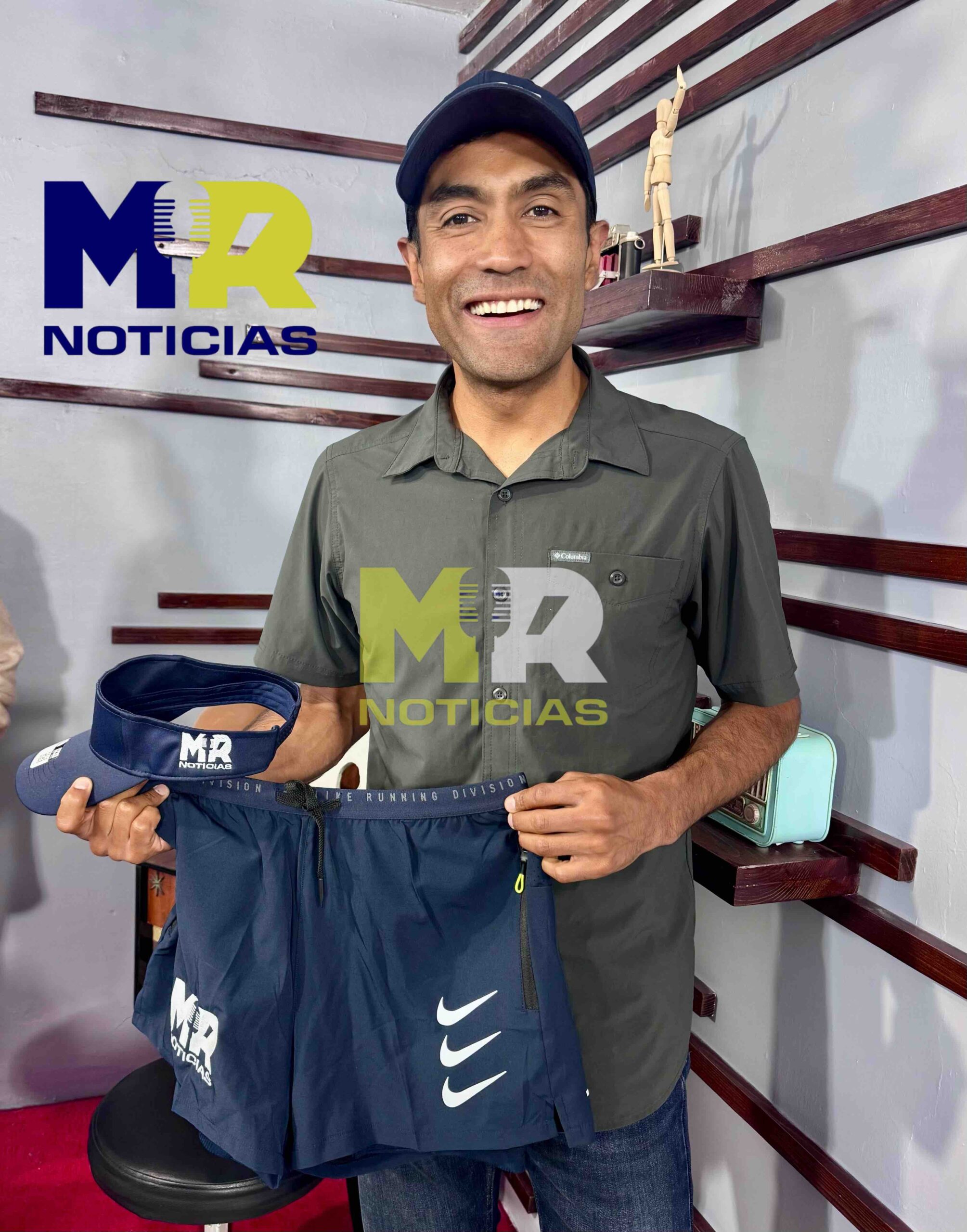 En la grafica el internacional olímpico Juan Luis Barrios recibiendo el short y la visera con la marca MR Noticias, un regalo de este portal. MR Noticias