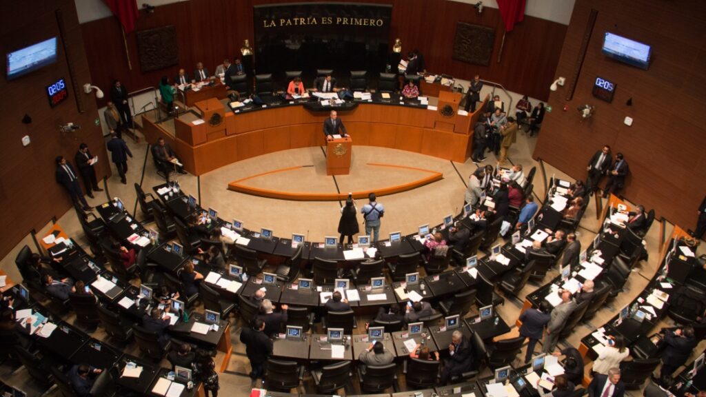 El Senado aprobó, 10 semanas después de recibirla, la iniciativa presidencial de reforma que reduce de 48 a 40 horas la Jornada laboral Semanal 