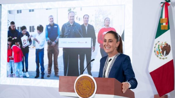 En enlace a la conferencia La Mañanera del Pueblo, encabezada por la Presidenta Claudia Sheinbaum Pardo, desde Tuxtla Gutiérrez, Chiapas, el director general del INFONAVIT, el ingeniero Octavio Romero Oropeza, en compañía de la titular de la Sedatu, Edna Vega Rangel, y el gobernador Eduardo Ramírez Aguilar, entregó las primeras 96 viviendas del Bienestar en el estado